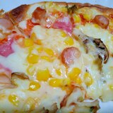 チーズいっぱいコーンとサラミのピザ